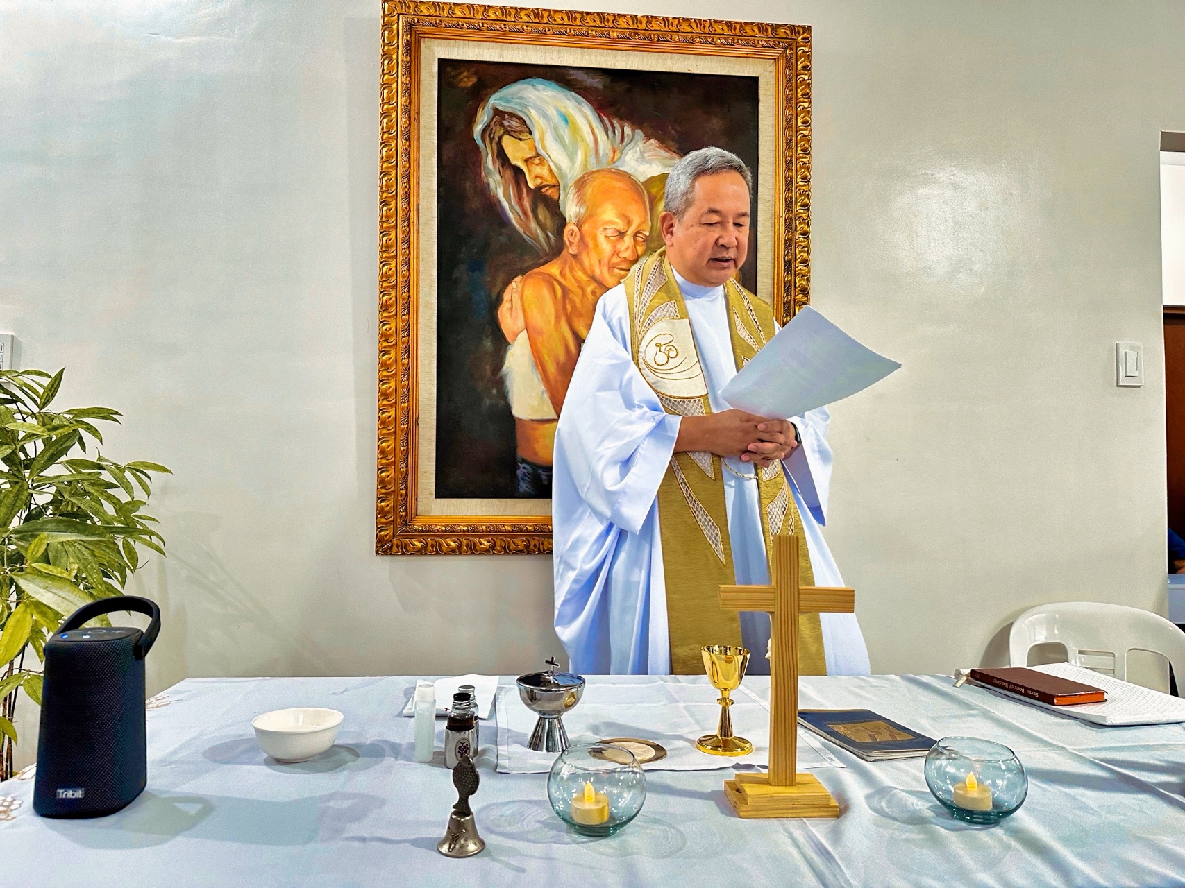 Sunday Mass at Seniors Living Well, with Joey Velasco&rsquo;s painting presiding